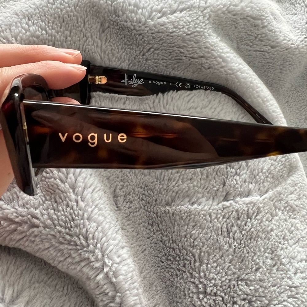 Hailey Bieber Vogue Eyewear - Picture 9 of 10